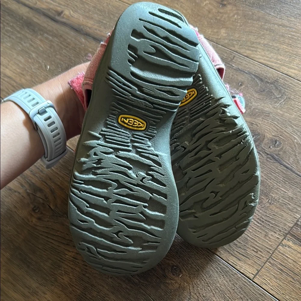 Keen comfortable pink